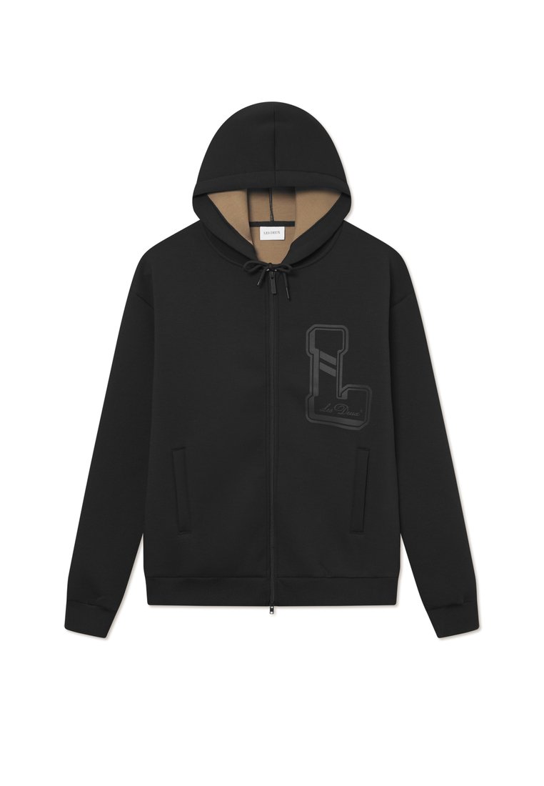 Sudadera con cremallera negra y capucha ajustable, dos bolsillos frontales y un detalle de logo texturizado en el pecho, con un material suave.