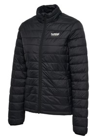 Zwarte doorgestikte jas met ritssluiting, opstaande kraag, elastische manchetten en wit "hummel SPORTSWEAR" logo op de linkerborst.