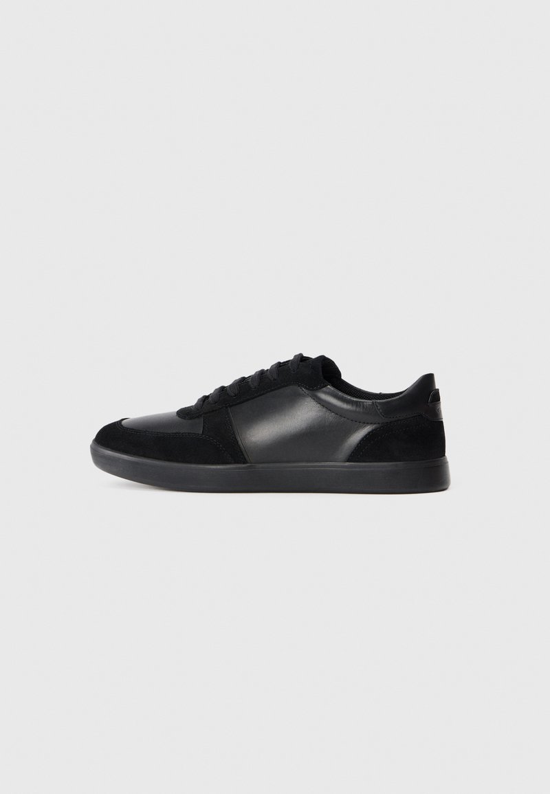 Zwarte sneakers met een bovenwerk van soepel leer en suede, ronde neus, platte rubberen zool en vetersluiting. Minimalistische stijl.