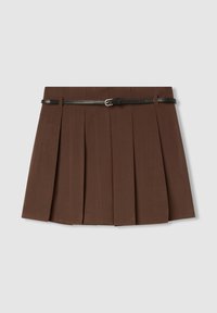 Gonna mini plissettata marrone con una cintura nera. Presenta molteplici pieghe in tessuto e una texture liscia. La cintura ha un dettaglio con fibbia argentata.