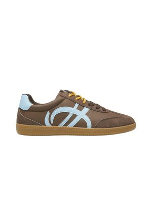 Bruine sneaker met blauwe designdetails, gele veters en een lichtbruine rubberen zool, gezien van de buitenkant op een witte achtergrond.