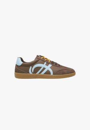 Brązowy sneaker z niebieskimi akcentami wzorniczymi, żółtymi sznurówkami i jasnobrązową gumową podeszwą, pokazany z zewnętrznej strony na białym tle.