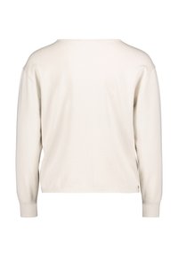 Pull beige à manches longues avec une coupe décontractée, col rond, poignets côtelés et texture douce. Pas de motifs visibles ni de détails matériels.
