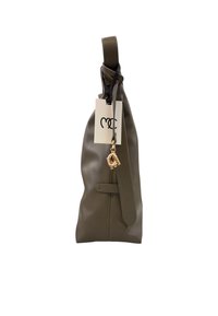 Borsa a tracolla in pelle verde oliva con texture liscia, tracolla regolabile, accessori in oro e una targhetta con il logo attaccata.