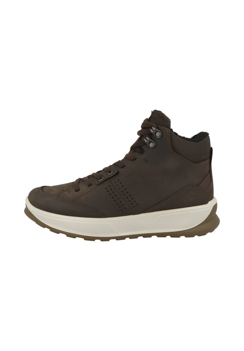 Bruine leren mid-top sneaker met een textuur, ronde neus, contrasterende witte zool en cirkelvormige en geperforeerde details aan de zijkant.