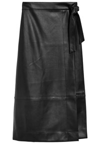 Falda envolvente de cuero negro con cinturón atado, textura suave, diseño hasta la rodilla y detalles de costura para mayor estructura.