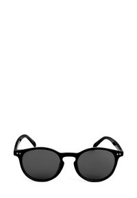 Černé sluneční brýle s kulatými skly, lesklým povrchem a silnými rámy. Mezi rysy se nachází klíčová příčka a minimální kovové akcenty.