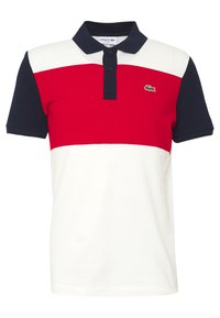 Polo à rayures horizontales rouges, blanches et bleu marine, manches courtes, à patte de boutonnage à trois boutons ; petit logo crocodile vert sur la poitrine.