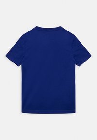 Marint blå t-shirt med kort ärm i bomull, med en ribbad rund halsringning och subtil logotypdetalj på vänster axel.