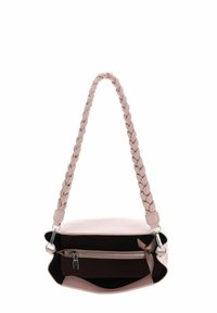 Sac à main en cuir rose avec une bandoulière tressée, doté d'une poche intérieure zippée et d'une texture douce et lisse. Design à ouverture supérieure, forme structurée.