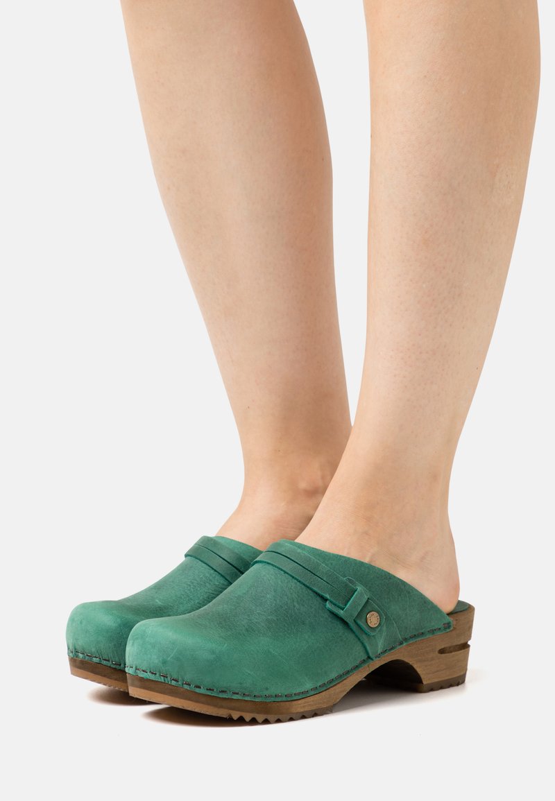 Sanita URSANA OPEN Clogs dark green/groen Zalando.be