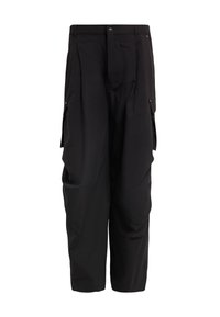 Černé cargo kalhoty s záhyby, více bočními kapsami a pohodlným volným střihem. Vyrobené z lehké látky pro komfort. Přední zapínání na knoflíky.