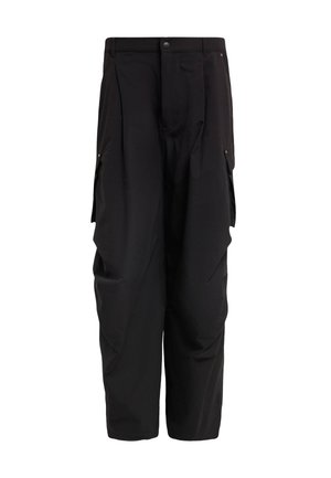 Czarne spodnie cargo z plisami, wieloma bocznymi kieszeniami i luźnym krojem. Wykonane z lekkiego materiału dla komfortu. Zapięcie na guziki z przodu.