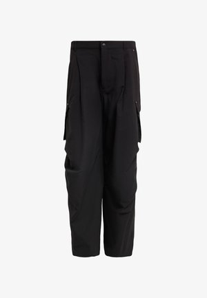 Zwarte cargobroek met plooien, meerdere zijzakken en een ontspannen pasvorm. Gemaakt van lichtgewicht stof voor comfort. Voorzien van een knoopsluiting aan de voorkant.