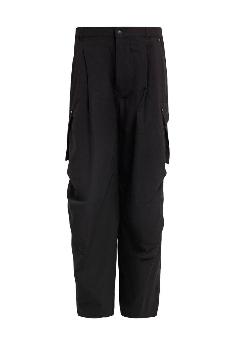 Svarta cargobyxor med veck, flera sidfickor och en avslappnad passform. Gjorda av lätt tyg för komfort. Knäppning fram med knapp.