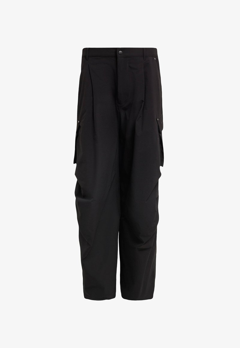 Svarta cargobyxor med veck, flera sidfickor och en avslappnad passform. Gjorda av lätt tyg för komfort. Knäppning fram med knapp.