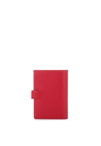 Copertina di quaderno in pelle rossa con texture liscia e chiusura a linguetta laterale. Presenta una forma rettangolare e un design minimalista.