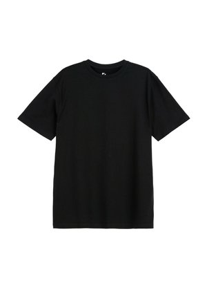 Czarna koszulka z krótkim rękawem i okrągłym dekoltem o regularnym kroju, przedstawiona na jednolitym białym tle.