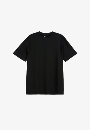 Czarna koszulka z krótkim rękawem i okrągłym dekoltem o regularnym kroju, przedstawiona na jednolitym białym tle.