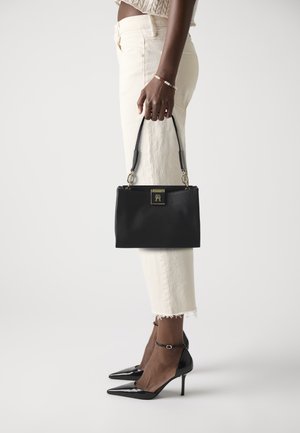 HER MED SATCHEL - Håndtasker - black