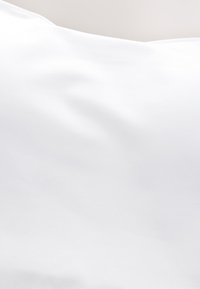 Witte, gladde stof met een lichte glans; buigzame textuur en subtiele variaties in het oppervlak. Geen patronen of zichtbare hardware.