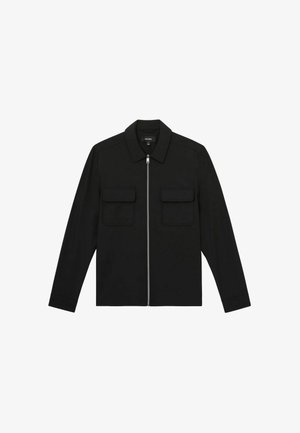 Schwarze Bomberjacke mit langen Ärmeln, einem scharfen Kragen, zwei Brusttaschen und einem Frontreißverschluss. Glattes Material mit minimalistischem Design.