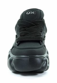 Czarne sneakersy z zaokrągloną, masywną podeszwą, textured cholewką, grubymi sznurówkami i perforacjami zapewniającymi oddychalność. Minimalistyczny design z logo.
