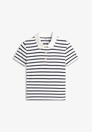 Polo à manches courtes blanc avec des rayures horizontales bleu marine, doté d'un col blanc et de trois boutons dorés à l'avant.