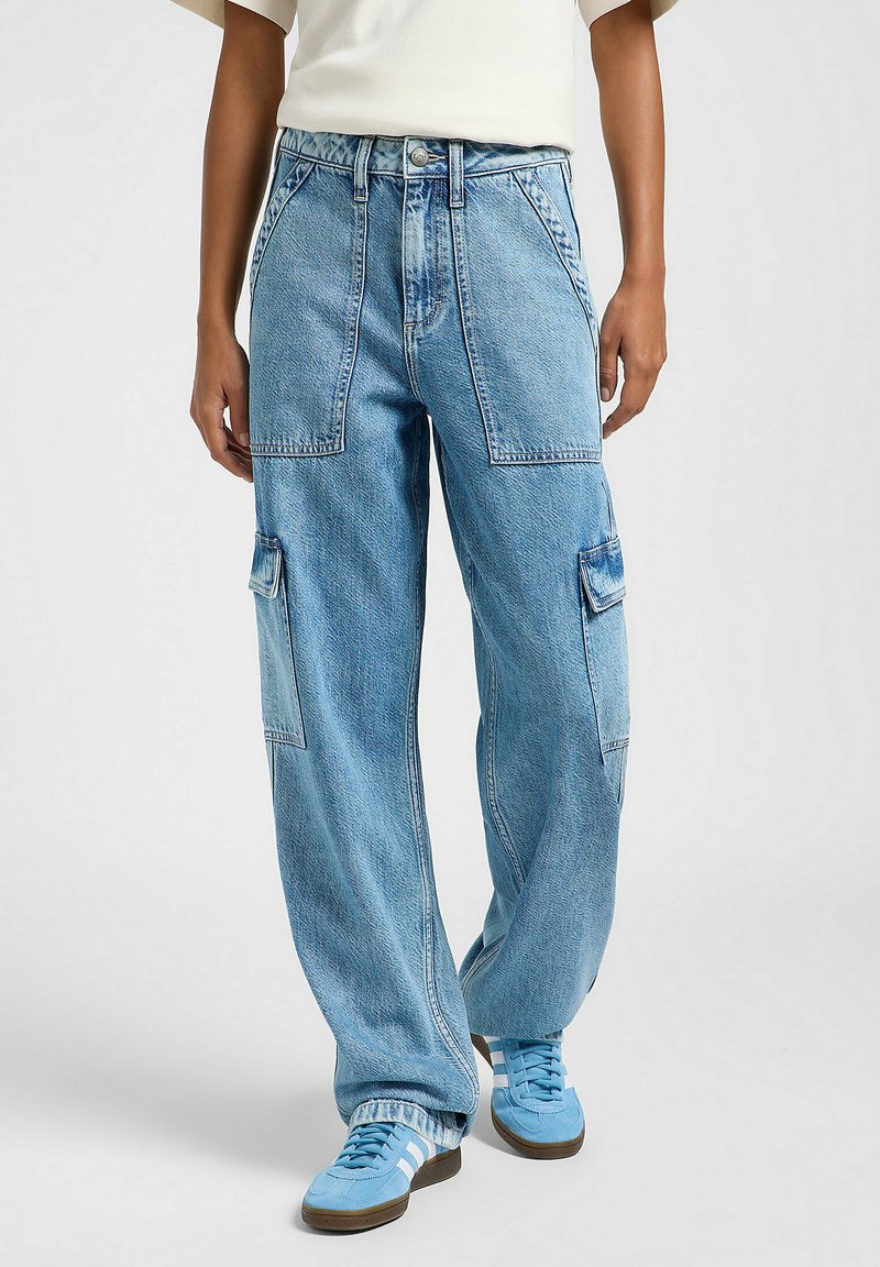 I pantaloni cargo in denim blu chiaro presentano una vestibilità oversize, numerose tasche ampie e un design a vita alta. Tessuto testurizzato con dettagli di cucitura visibili.