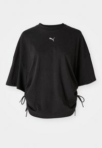 Svart t-skjorte med kort erm laget av bomull, med rund hals og sidelisser for justerbar passform; Puma-logo i hvitt på brystet.