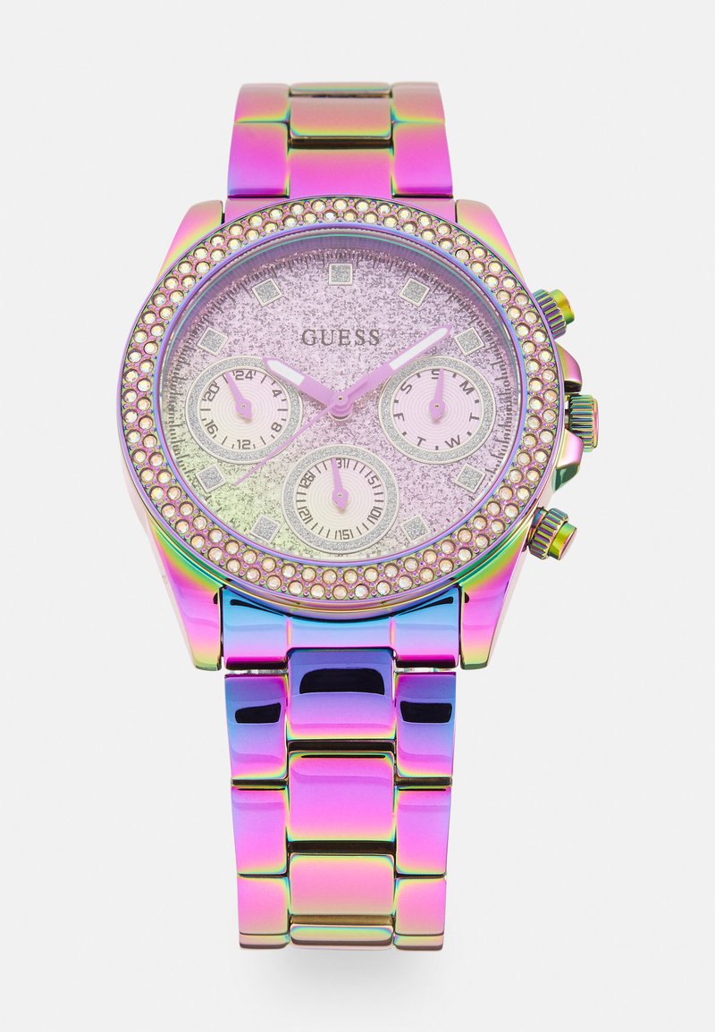 Iridescent Guess sat s reljefnom brojčaniku, višefunkcionalnim pod-brojčanicima, kristalnom okviru i povezanim metalnim remenom u živahnim bojama.