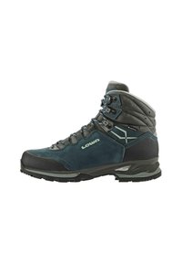 Wysokie buty trekkingowe w ciemnozielonym i szarym zamszu, z metalowymi detalami, teksturowanymi powierzchniami oraz wytrzymałą gumową podeszwą zapewniającą przyczepność.