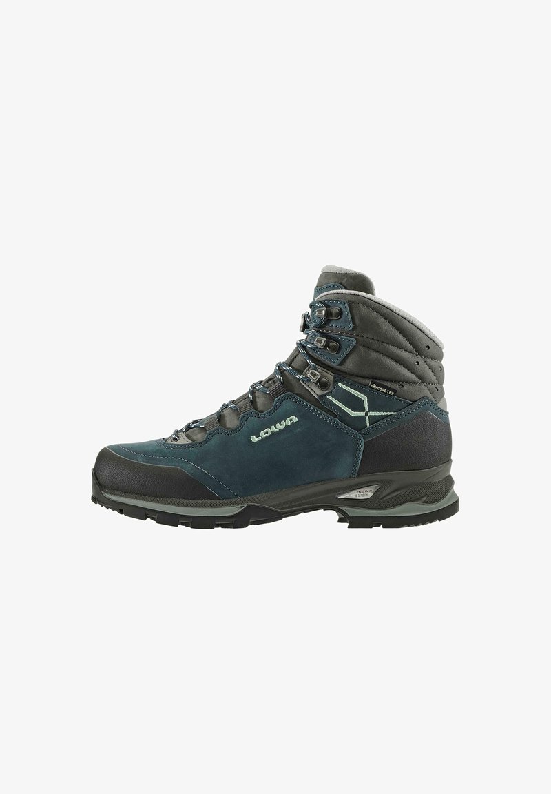Stivali da trekking alto in suede grigio e verde scuro, con hardware metallico, superfici testurizzate e una suola in gomma robusta per una maggiore aderenza.