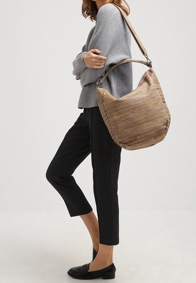 Borsa hobo a righe marroni realizzata in tessuto morbido, con una tracolla larga, forma morbida e dettagli di cucitura distintivi.