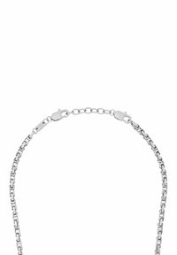 Bracciale in metallo argenteo con anelli rettangolari intrecciati e una chiusura sicura, che mostra una superficie liscia e lucida.