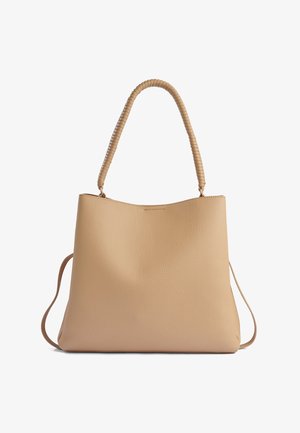 Borsa a tote in pelle beige con una texture liscia e una maniglia superiore intrecciata. Presenta un design semplice e privo di decorazioni, oltre a una tracolla removibile.