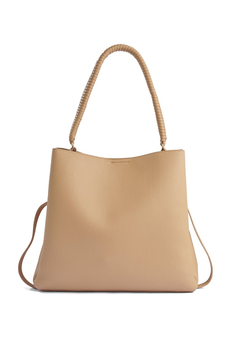 Borsa a tote in pelle beige con una texture liscia e una maniglia superiore intrecciata. Presenta un design semplice e privo di decorazioni, oltre a una tracolla removibile.