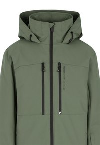 Giacca impermeabile verde con colletto alto, cappuccio regolabile e due tasche sul petto con zip nera; presenta un dettaglio del logo sul davanti.