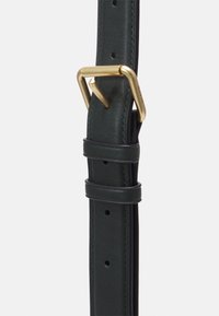 Tummanvihreä nahkavyö, jossa on kullanvärinen suorakulmainen solki ja useita säätöreikiä, sileä pinta ja tikattu yksityiskohta.