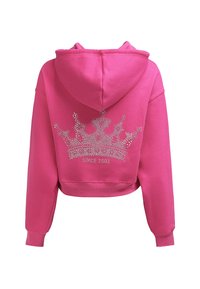 Różowa krótka bluza z kapturem, ozdobiona wzorem korony z kryształków na plecach oraz napisem "OD 2002 ROKU" poniżej, wykonana z miękkiego materiału.