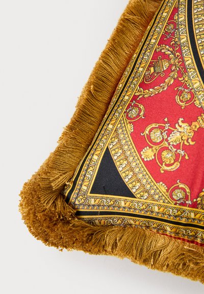 Μαξιλάρι με κόκκινο και μαύρο σχέδιο, διακοσμημένο με χρυσές λεπτομέρειες και χρυσή φουντωτή περίμετρο. Λεπτομερές σχέδιο με περίτεχνα μοτίβα και γεωμετρικά σχήματα.