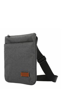 Bolso de hombro de tela gris con cierre superior, bolsillo frontal y una etiqueta de cuero; cuenta con una correa negra ajustable.