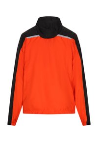 Orange let jakke med sorte accenter. Har en reflekterende stribe nær skuldrene, mandarin-krave og elastiske manchetter.