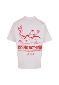 Bílý bavlněný tričko s grafickým designem v červené barvě, zobrazující ležící postavu. Text zahrnuje "Klub nicnedělání" a hravé fráze.
