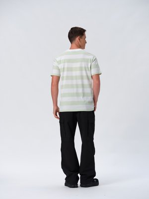 Stribet T-shirt i lys grøn og hvid, korte ærmer, lavet af bomuldsstof. Kombineret med sorte cargo-bukser med flere lommer.