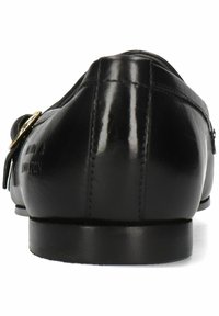 Scarpe in pelle nera con finitura lucida, suola piatta e accessori decorativi in oro. Progettate con una punta arrotondata e dettagli di cucitura.