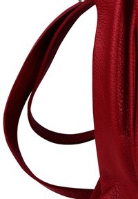 Rode leren tas met een gestructureerde afwerking, voorzien van lange, platte handvatten en een gladde geplooide body. Opvallende kleurdensiteit en glans.