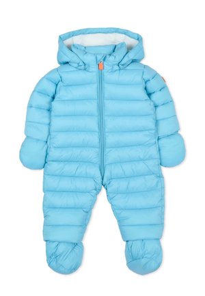Jasnoniebieski ocieplany kombinezon niemowlęcy z przymocowanymi rękawiczkami, bucikami, kapturem oraz przednim zamkiem błyskawicznym z pomarańczowym uchwytem.