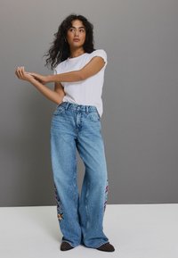 Next EMBROIDERED WIDE - Alt laienevad teksad - mid blue