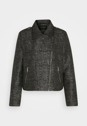 Zwarte cropped jacket met metallic textuur, voorzien van een puntige kraag, asymmetrische rits en twee zijvakjes met rits.